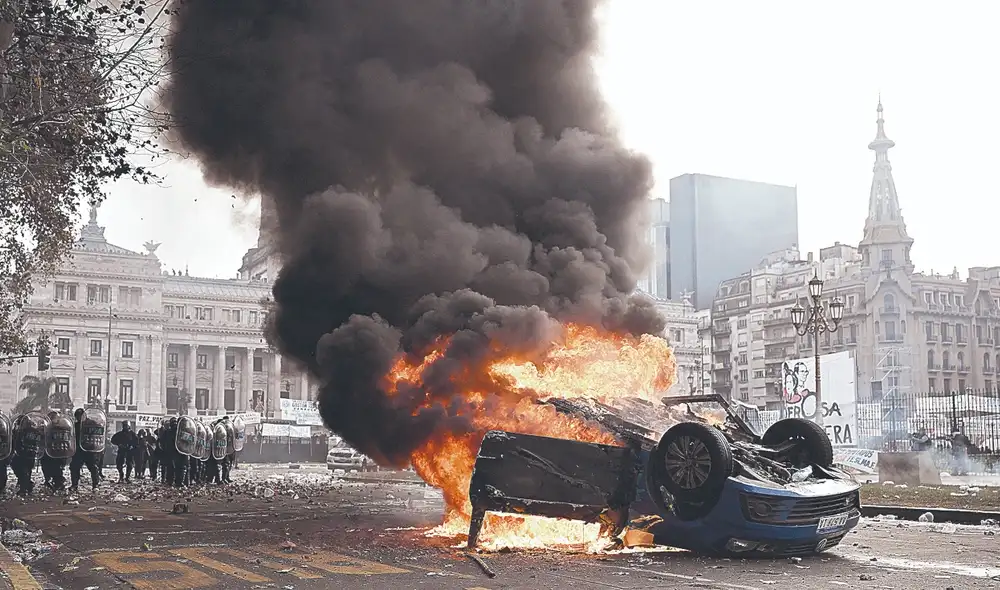 Violencia. La cuenta de la presidencia argentina felicitó a fuerzas de seguridad por “su excelente accionar reprimiendo”. Foto: AFP Violencia. La cuenta de la presidencia argentina felicitó a fuerzas de seguridad por “su excelente accionar reprimiendo”. Foto: AFP