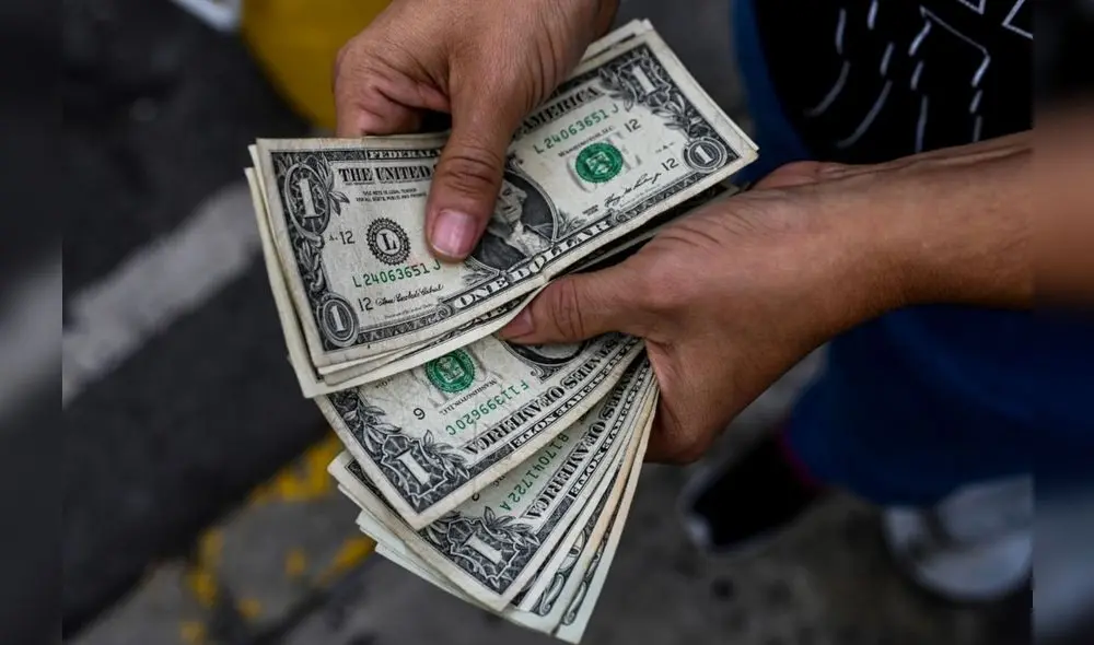 El dólar de encuentra en S/3,760 la compra y S/3,790 la venta. Foto: AFP