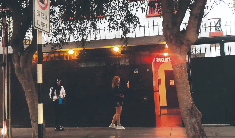 Al paso. A las 6 p.m. Lince cambia: mujeres de acento extranjero toman las calles. Foto: Félix Contreras