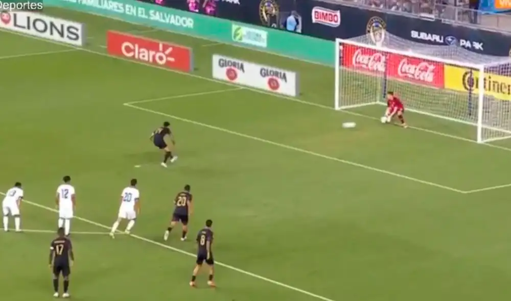 Gianluca Lapadula eligió patear al medio, pero el arquero de Guatemala adivinó la dirección de su remate. Foto: captura de Movistar Deportes
