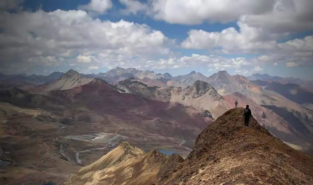 Montaña de 7 colores a 3 horas de Lima. Foto Composición LR / Youtube Sin Frontera Montaña de 7 colores a 3 horas de Lima. Foto Composición LR / Youtube Sin Frontera