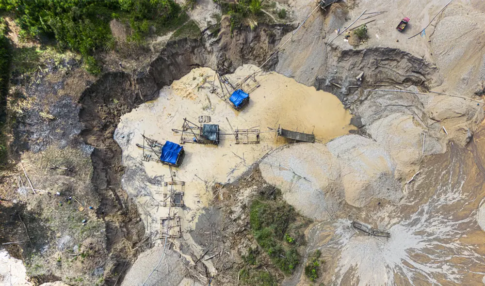 Imagen aérea de dragas en una zona de extracción ilegal de oro en el departamento de Madre de Dios, en la región amazónica del sureste de Perú. Foto: AFP/Ernesto Benavides Imagen aérea de dragas en una zona de extracción ilegal de oro en el departamento de Madre de Dios, en la región amazónica del sureste de Perú. Foto: AFP/Ernesto Benavides