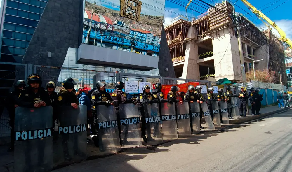 Dirigentes del sindicato denuncian que rector llamó a la policía pese a realizar una protesta pacífica. Foto: Liubomir Fernández/LR