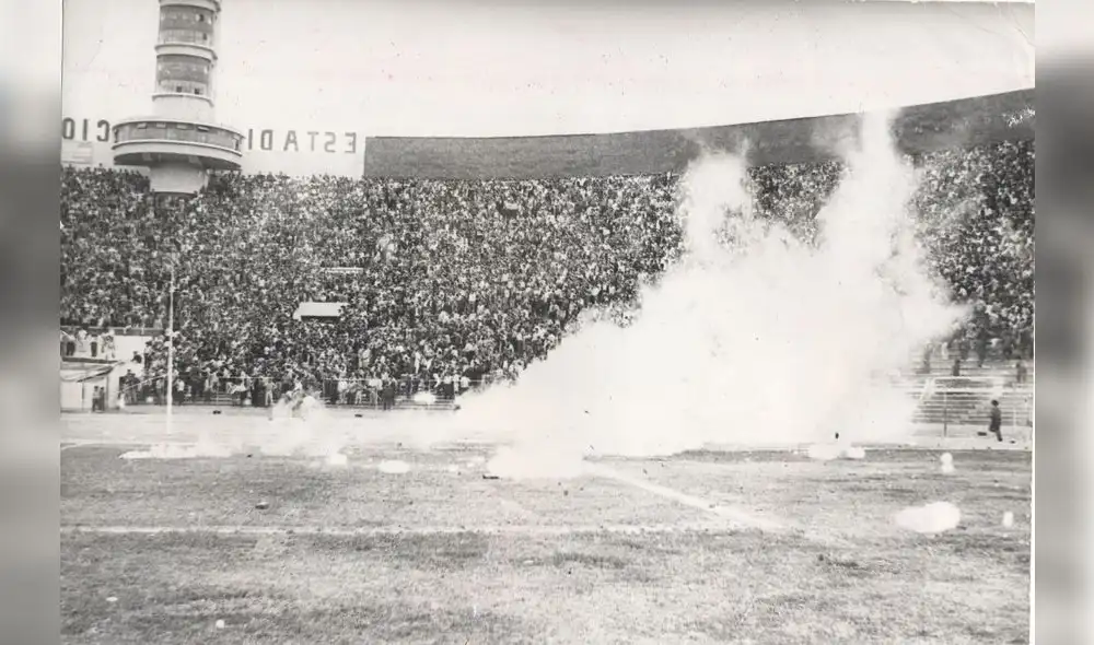 La represión policial contra el aficionado fue desmedida. La represión policial contra el aficionado fue desmedida.