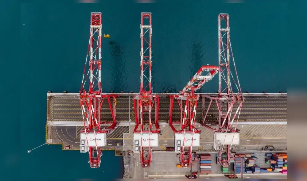 En noviembre de 2023, el Muelle Sur del Callao se equipó con 15 nuevas grúas eléctricas (3 de muelle y 12 de patio) y una flota de 20 camiones eléctricos. Foto: DP World