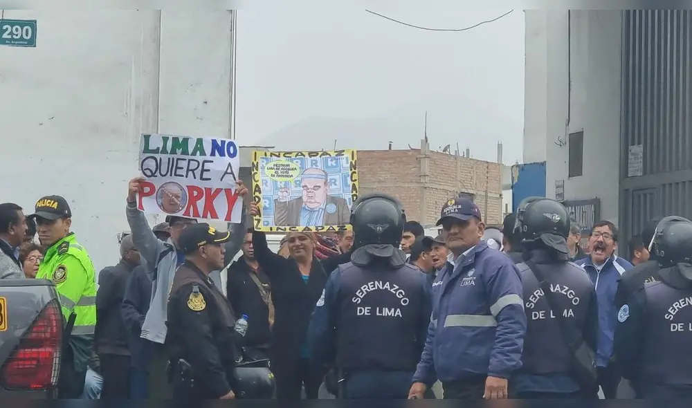 López Aliaga fue abucheado por comerciantes en la zona de Las Malvinas. Difusión. López Aliaga fue abucheado por comerciantes en la zona de Las Malvinas. Difusión.