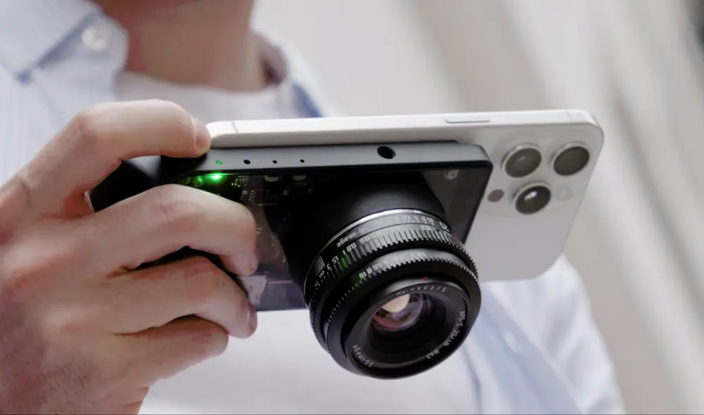 El accesorio se acopla a la parte posterior de los smartphones. Foto: Kickstarter