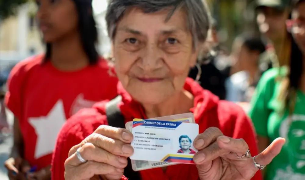 Los pensionados son los últimos en recibir el Bono de Guerra cada mes. Foto: AFP