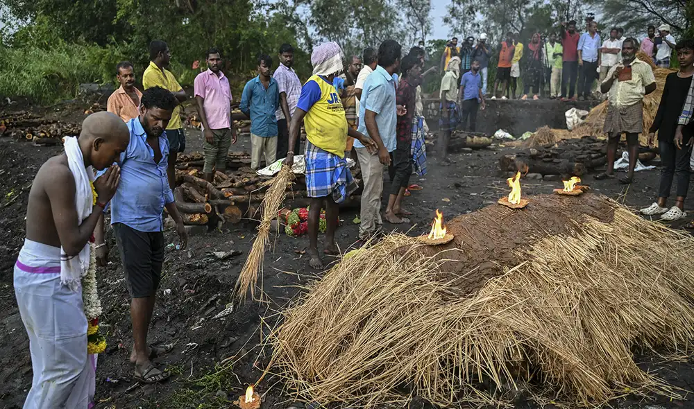 Un lote de alcohol tóxico ilegal en la India ha causado la muerte de al menos 35personas y más de 100 han sido trasladadas al hospital, según informaron el 20 de junio a la prensa funcionarios del estado de Tamil Nadu. Foto: AFP Un lote de alcohol tóxico ilegal en la India ha causado la muerte de al menos 35personas y más de 100 han sido trasladadas al hospital, según informaron el 20 de junio a la prensa funcionarios del estado de Tamil Nadu. Foto: AFP