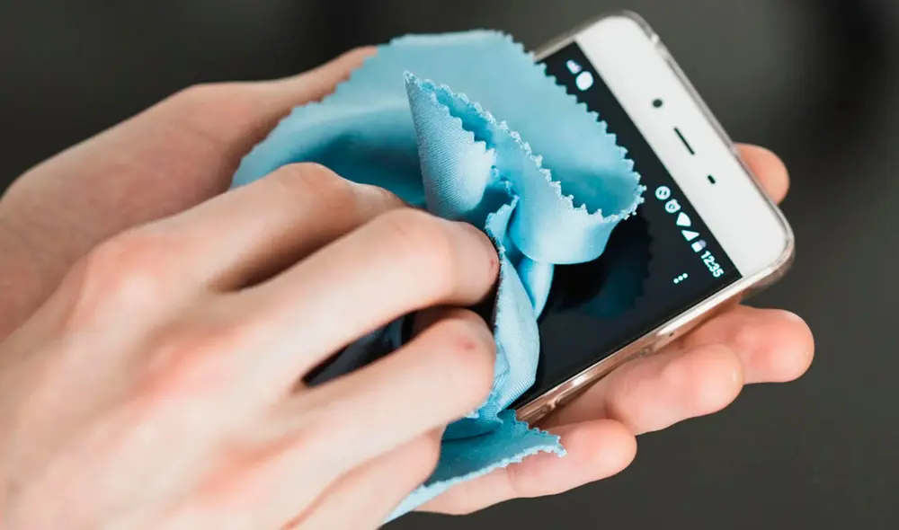 Se recomienda usar un paño de microfibra para la limpieza del móvil. Foto: Computer Hoy.