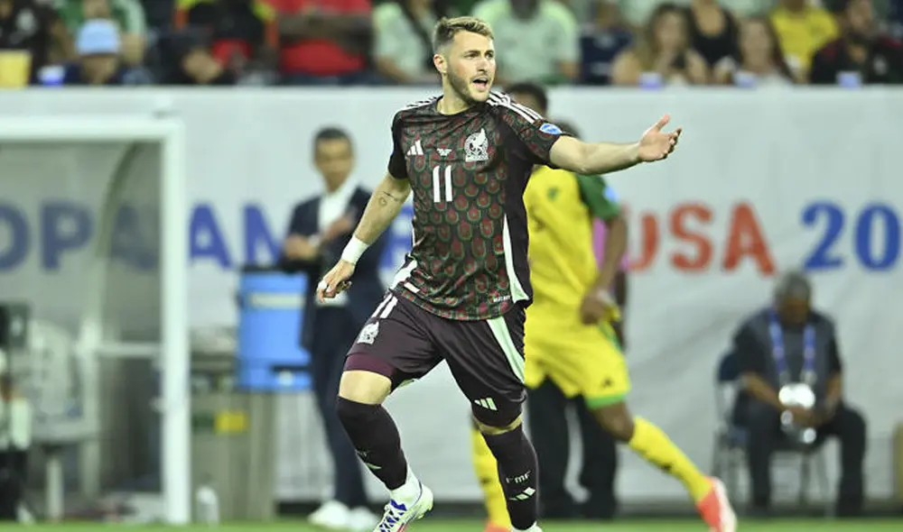Santiago Giménez no ve la suya en el ataque de México y el sábado contra Jamaica sumó su onceavo juego sin anotar gol. Foto: Etzel Espinosa