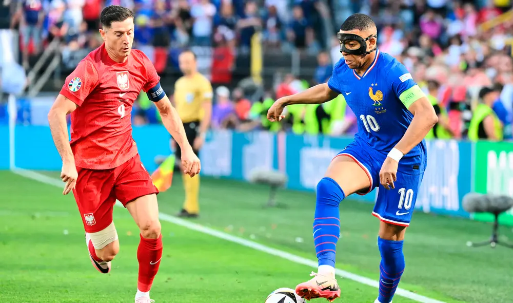 Kylian Mbappé disputa su primer partido en la Eurocopa con mascarilla. Foto: AFP