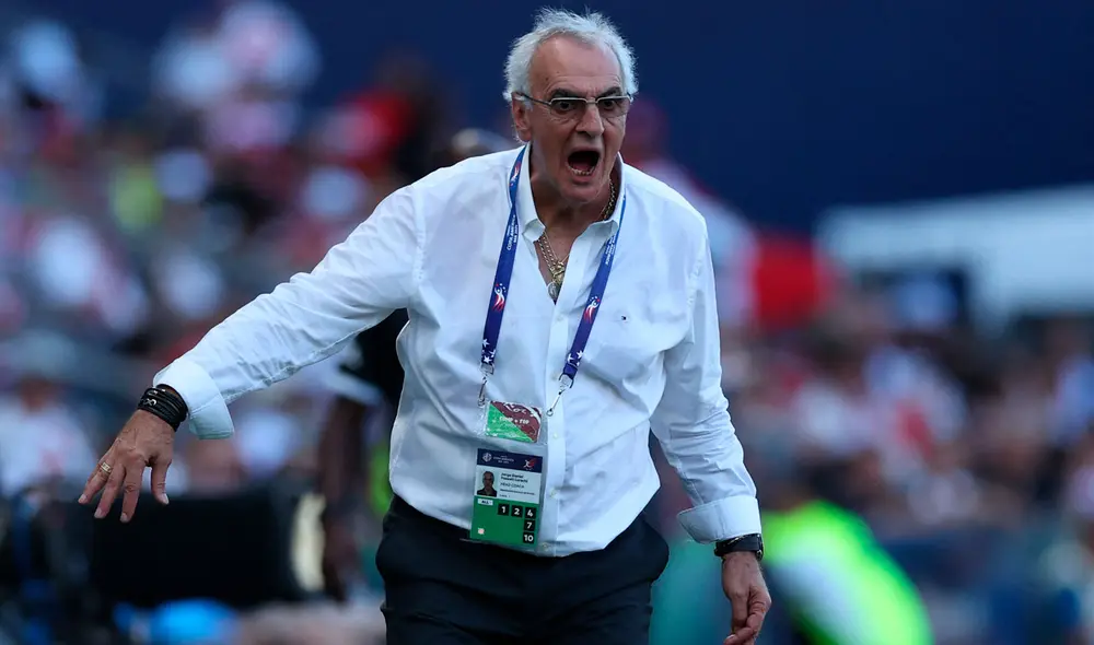 Jorge Fossati perdió su primer partido oficial dirigiendo a la selección peruana. Foto: AFP