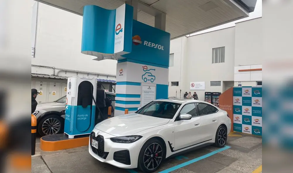 Nueva electrolinera en San Isidro. Repsol ha sido la primera compañía energética a nivel global que se comprometió a tener cero emisiones netas para el 2050. Foto: difusión Nueva electrolinera en San Isidro. Repsol ha sido la primera compañía energética a nivel global que se comprometió a tener cero emisiones netas para el 2050. Foto: difusión