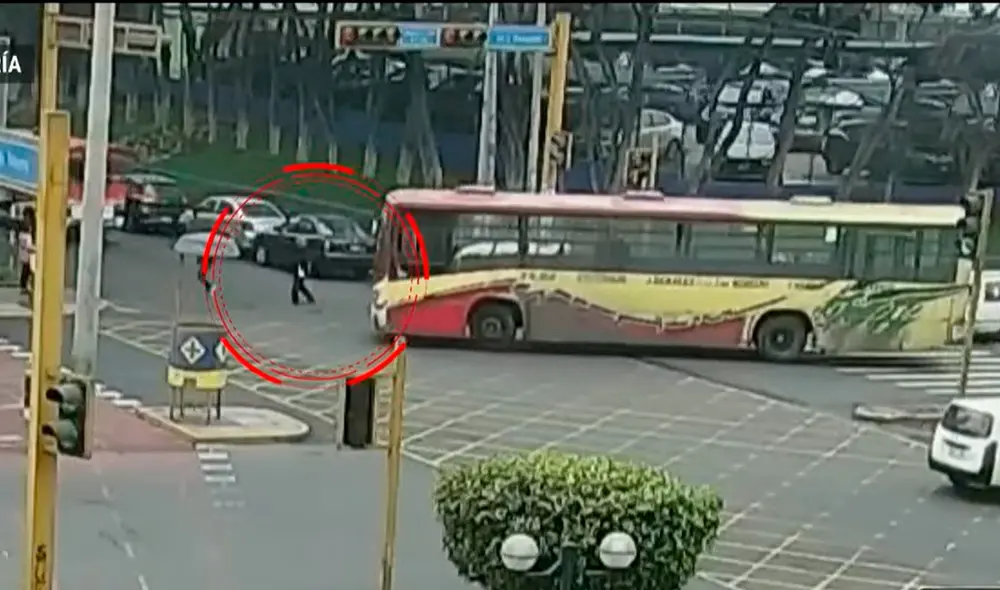 La mujer sobrevivió al aparatoso accidente vehicular. Foto: Latina TV