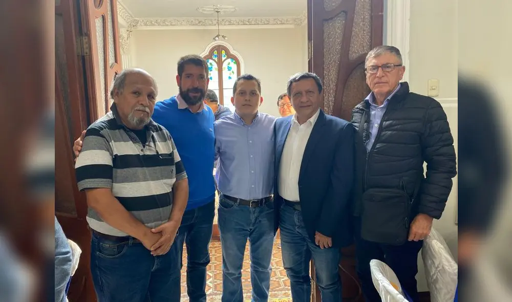 Alianza. José Luna Morales (hijo de José Luna Gálvez), sella la alianza con Raúl Noblecilla y Roger Nájar. Foto: Alonso Ramos