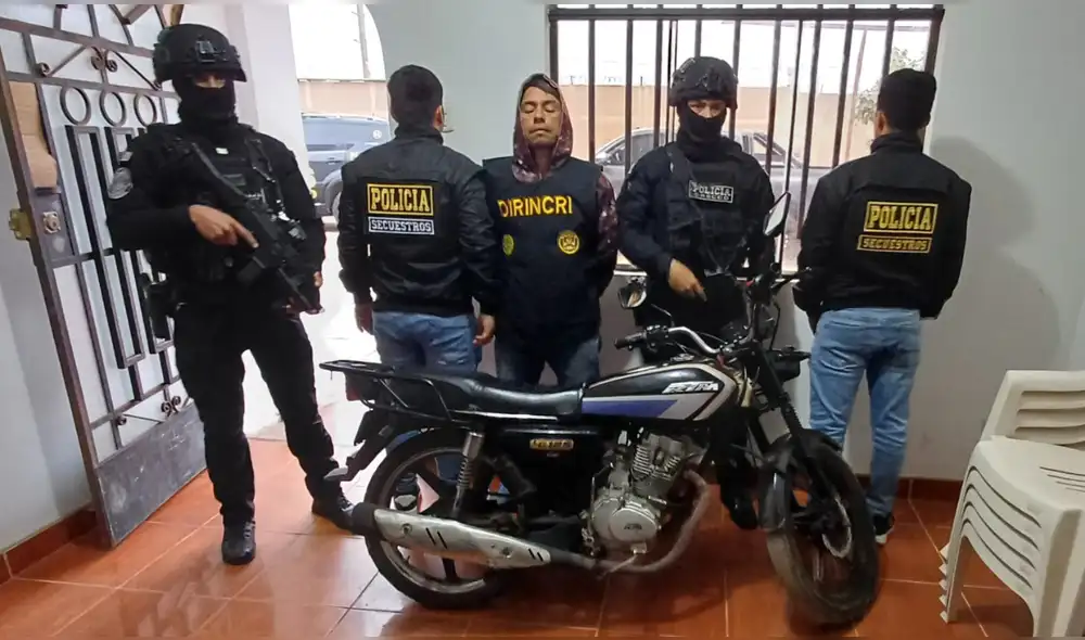 Operativo terminó con la captura de delincuentes y la incautación de una moto lineal. Foto: PNP