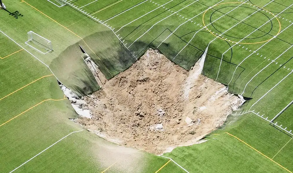 El socavón de 30 metros de largo se produjo debido al trabajo que realiza una minera local en Alton, Estados Unidos. Foto: The Guardian El socavón de 30 metros de largo se produjo debido al trabajo que realiza una minera local en Alton, Estados Unidos. Foto: The Guardian