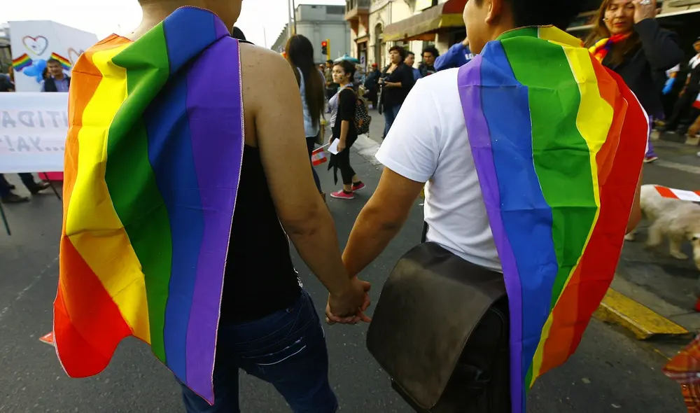 Las banderas LGTBIQ se lucen en todo el recorrido de esta movilización.  Foto: Archivo La República.