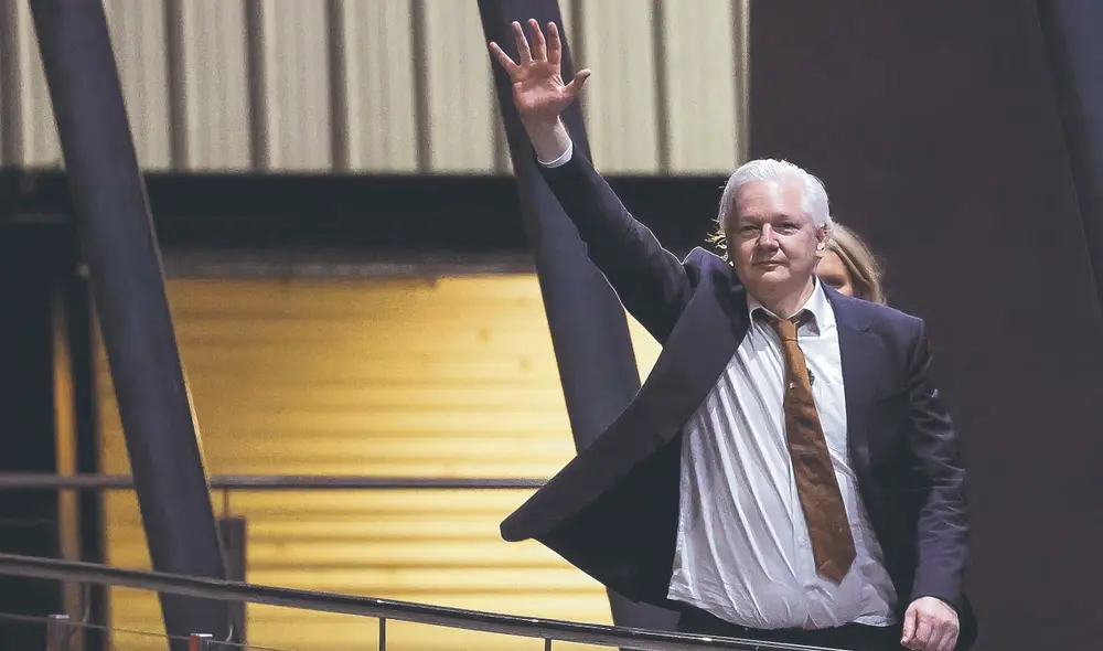 Regreso. Julian Assange a su llegada a Camberra, Australia, el miércoles pasado. Saluda a quienes lo fueron a recibir. Foto: difusión