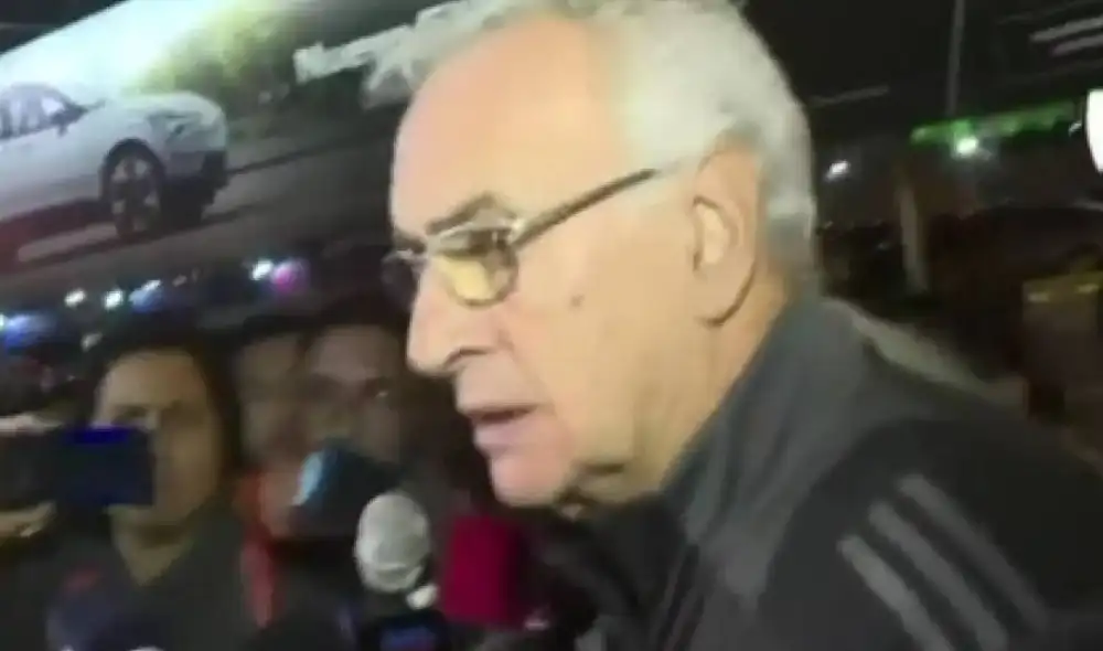 Jorge Fossati declaró ante la prensa a su llegada a la capital tras la eliminación de la Copa América. Foto: captura  de 'Teledeportes'