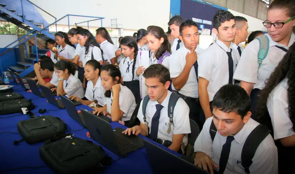 El IFARHU realiza el primer pago del PASE-U mediante cheques y depósitos a la Tarjeta Clave Social. Foto: Mitradel