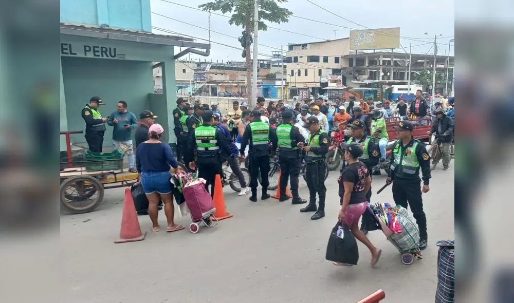 ATENTOS.La policía ha colocado un cordón de seguridad a lo largo de 18 km de frontera. Difusión ATENTOS.La policía ha colocado un cordón de seguridad a lo largo de 18 km de frontera. Difusión