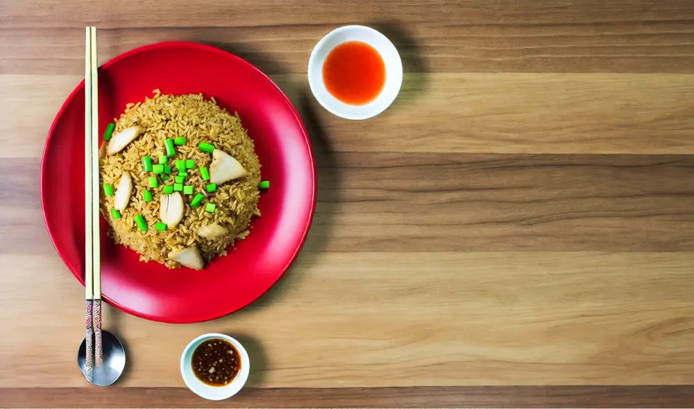 El arroz chaufa también es popular en los chifas por su simpleza: solo necesitas cebolla china, arroz y siyao para prepararlo. Foto: IA El arroz chaufa también es popular en los chifas por su simpleza: solo necesitas cebolla china, arroz y siyao para prepararlo. Foto: IA