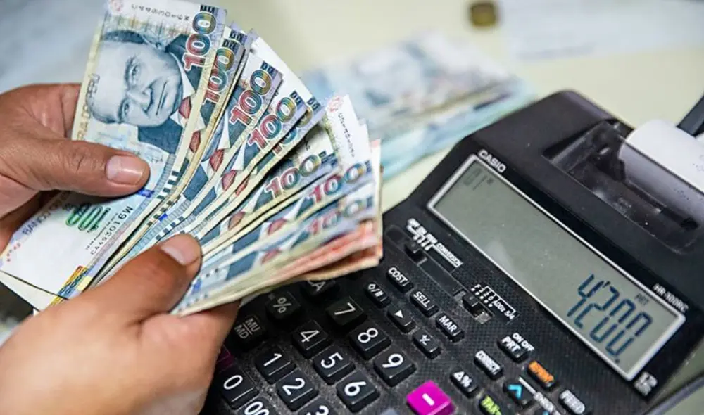 Según las leyes laborales peruanas, los trabajadores recibirán la gratificación dos veces al año. Foto: Andina