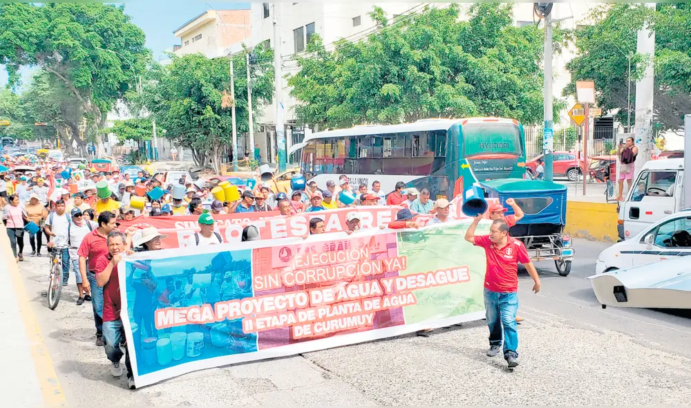 Medio millón de piuranos son los que padecen por el mal servicio que reciben de la empresa de agua potable y alcantarillado. Hay quienes tienen agua con olor a óxido. Foto: Almendra Ruesta/URPI-LR Medio millón de piuranos son los que padecen por el mal servicio que reciben de la empresa de agua potable y alcantarillado. Hay quienes tienen agua con olor a óxido. Foto: Almendra Ruesta/URPI-LR
