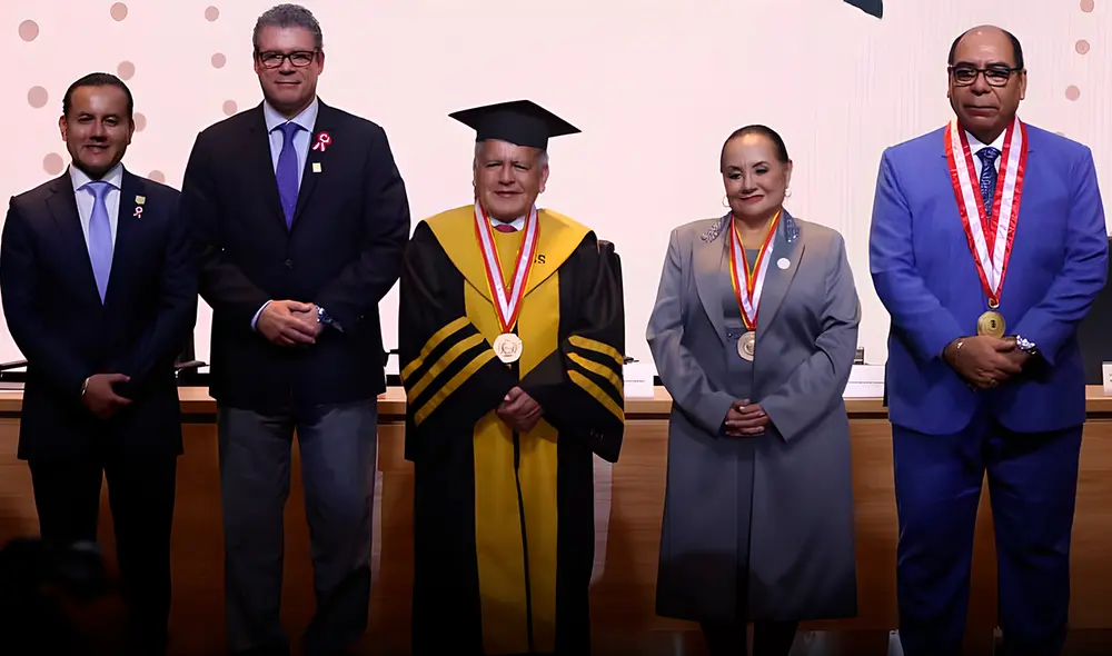 La ceremonia de entrega del título de doctor honoris causa al gobernador de La Libertad, contó con la presencia del ministro de Educación, Morgan Quero. Foto: difusión/Christopher Acosta