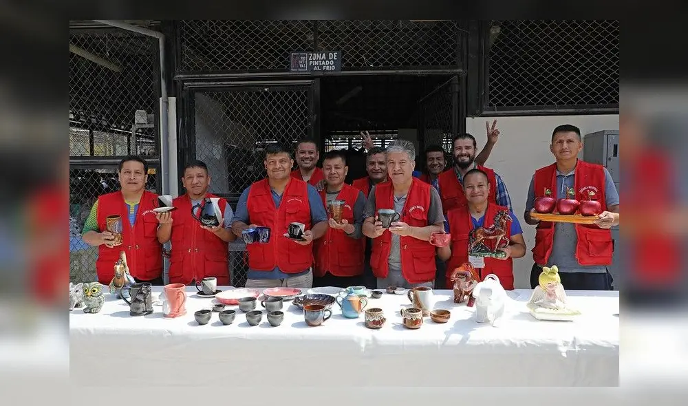 Alumnos del Aula-Taller de Ars Nostrum y sus últimos trabajos. Alumnos del Aula-Taller de Ars Nostrum y sus últimos trabajos.