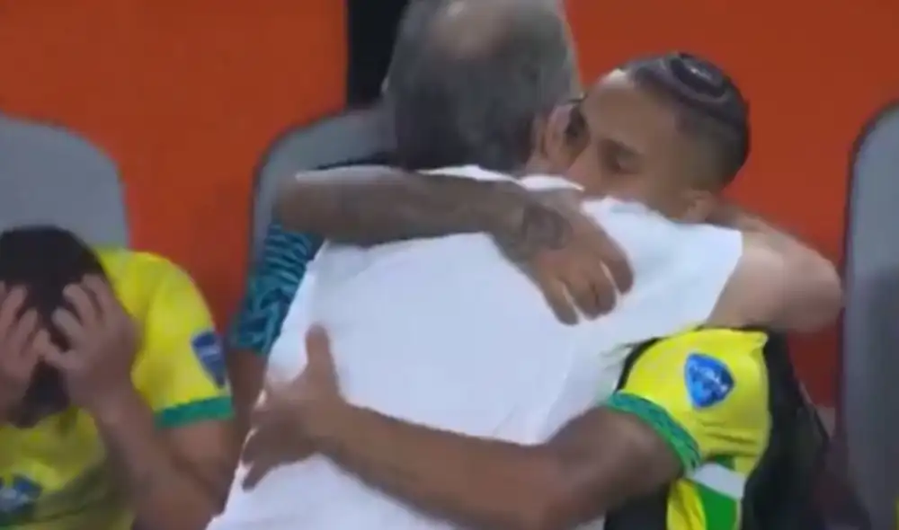 Marcelo Bielsa y Raphinha protagonizaron una conmovedora postal tras el partido Uruguay vs. Brasil. Foto: captura de FS1