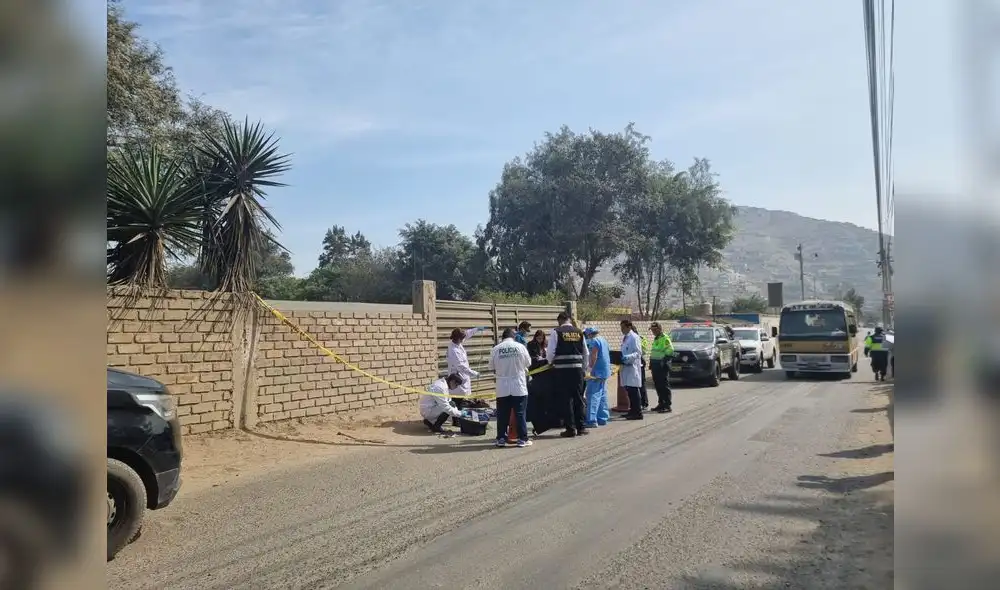 El cuerpo semidesnudo de un hombre yacía en la puerta de ingreso del cementerio Santa Clara. Foto: LR/Miguel Calderon