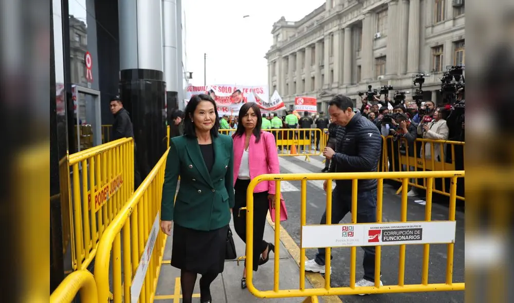 Keiko Fujimori y Giuliana Loza, ingresando a la sala de audiencias Keiko Fujimori y Giuliana Loza, ingresando a la sala de audiencias