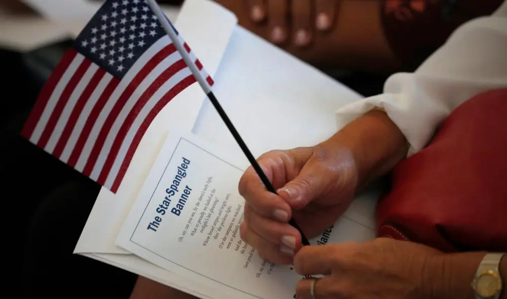 Completar una entrevista con un oficial de USCIS para evaluar la elegibilidad y el conocimiento cívico. Foto: iStock/Ref. Video: CIUDADANIA 🇺🇸 AMERICANA