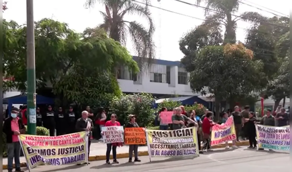 Los comerciantes afectados llevaban más de 50 años trabajando en el mercado de Canto Grande.    Foto: captura Panamericana TV