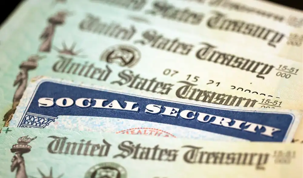 El Seguro Social reveló la lista de los beneficiarios que recibirán doble pago en agosto. Foto: Blooomberg.com