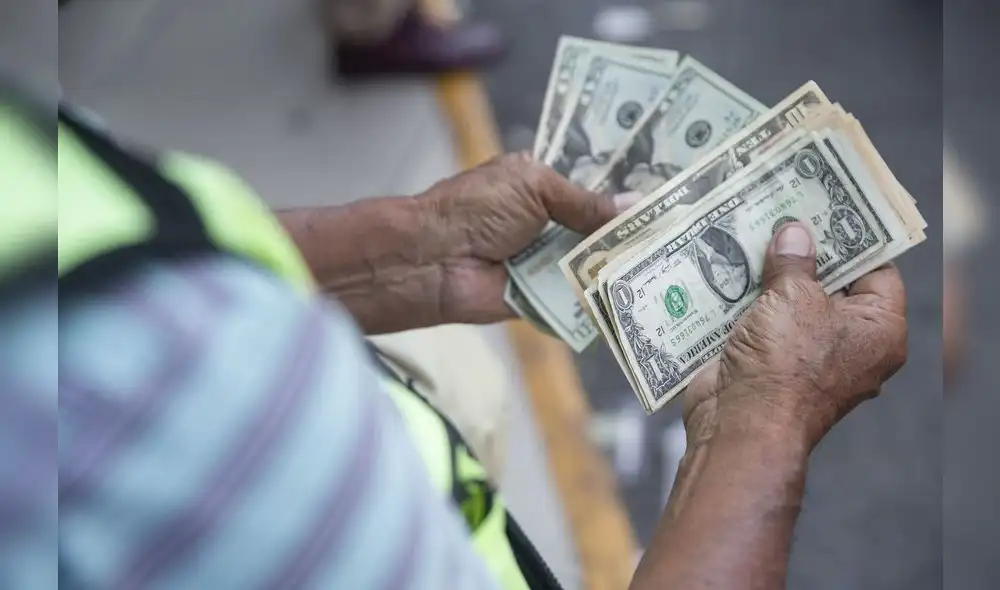 En el mercado paralelo, el dólar está en S/3,720 la compra y S/3,740 la venta. Fuente: Andina En el mercado paralelo, el dólar está en S/3,720 la compra y S/3,740 la venta. Fuente: Andina