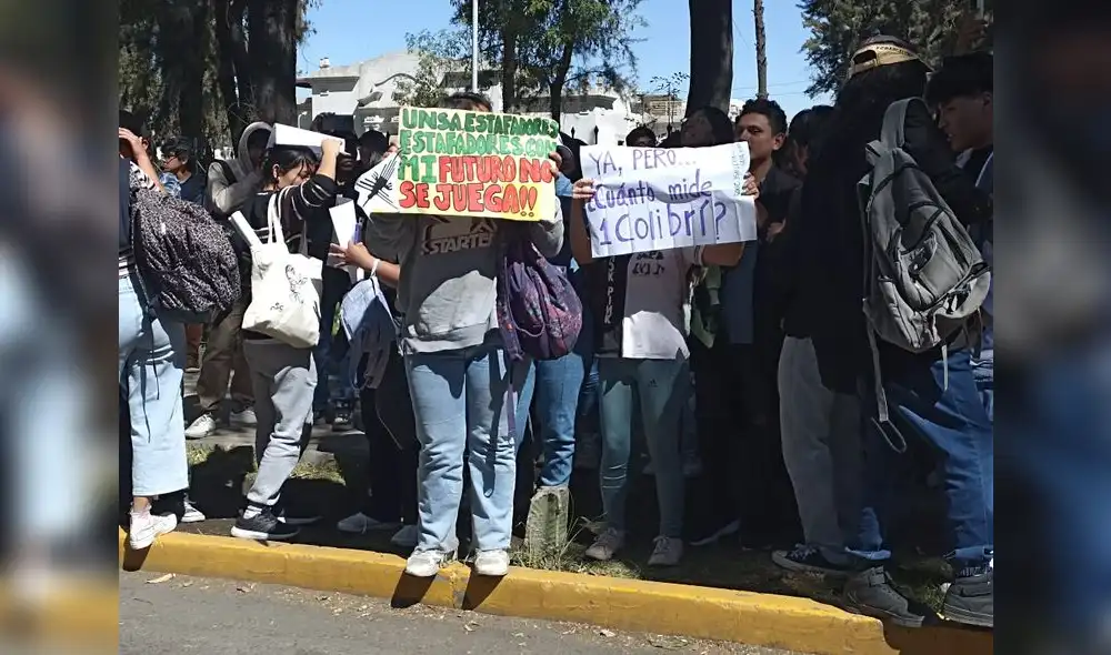 Uno de los postulantes declaró a La República que las interrogantes de la prueba pertenecían a un segundo tomo que no se repasó en el centro preuniversitario de la UNSA. Foto: LR/Wilder Pari