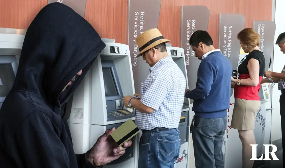 Una medida preventiva es rechazar cualquier oferta de asistencia por parte de desconocidos mientras se utiliza el cajero. Foto: composición LR/Andina/Freepik