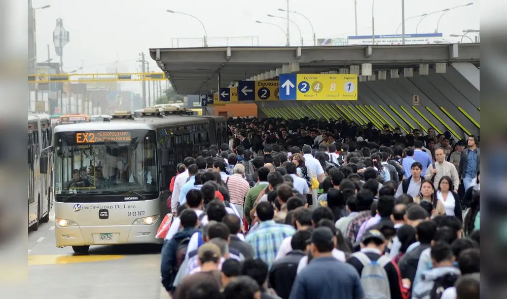 Miles de pasajeros se quedarían sin transporte si concesionarios suspenden sus operaciones. ATU dice que está sosteniendo reuniones con empresas.