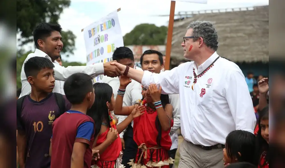Saludo. Ministro Quero solo estuvo unas horas en Huampami, muy lejos de las comunidades. Foto: Minedu Saludo. Ministro Quero solo estuvo unas horas en Huampami, muy lejos de las comunidades. Foto: Minedu