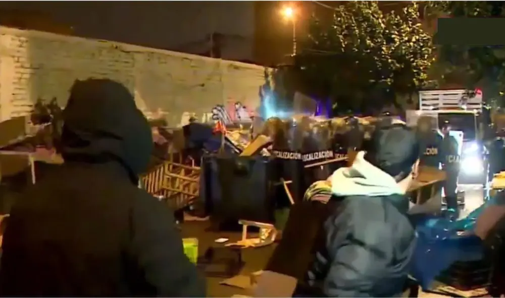 Comerciantes del mercado San Felipe se enfrentan a la PNP. Foto: captura Canal N Comerciantes del mercado San Felipe se enfrentan a la PNP. Foto: captura Canal N