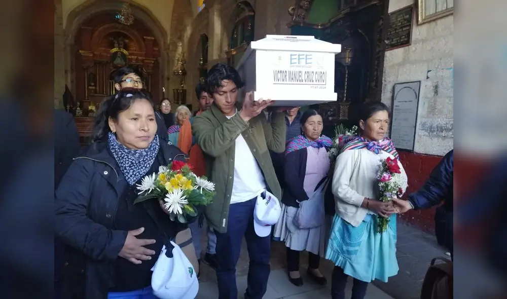 Familiares de Víctor Cruz Curo, comunero desaparecido de Culluchaca, reciben sus restos. Foto Aprodeh