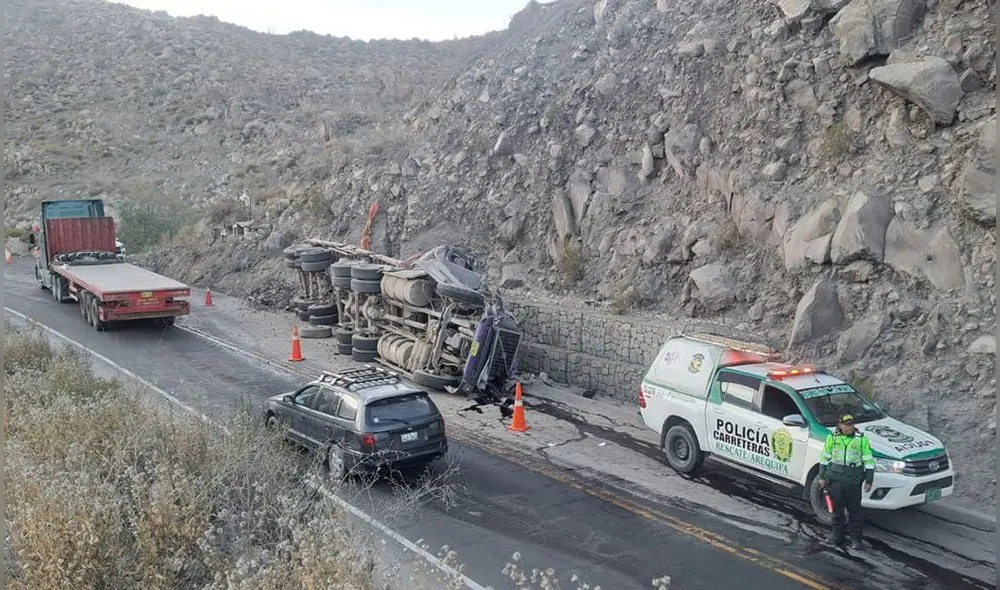 Víctima de accidente de tránsito en la carretera Arequipa - Puno aún no es identificado. Foto: PNP