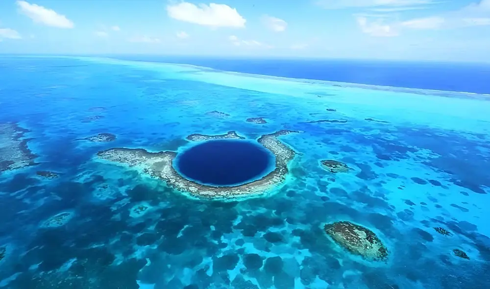 Descubre el Taam Ja’, el agujero azul más profundo del mundo, ubicado en la Bahía de Chetumal, Quintana Roo, México. Foto: México Desconocido