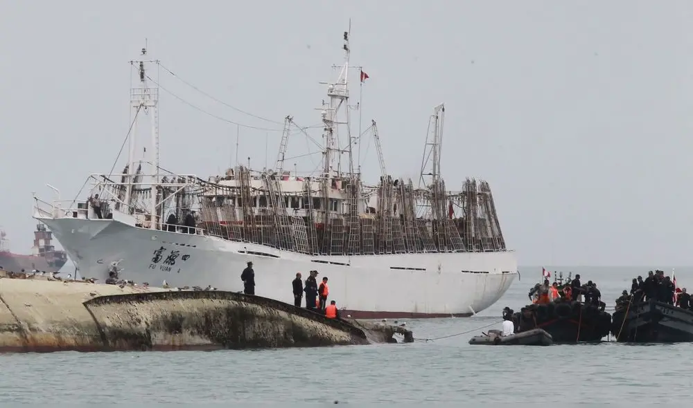 Antecende: Produce multó con apenas S/250 a un barcho chino que pescó ilegalmente en mar peruano. Foto: Andina