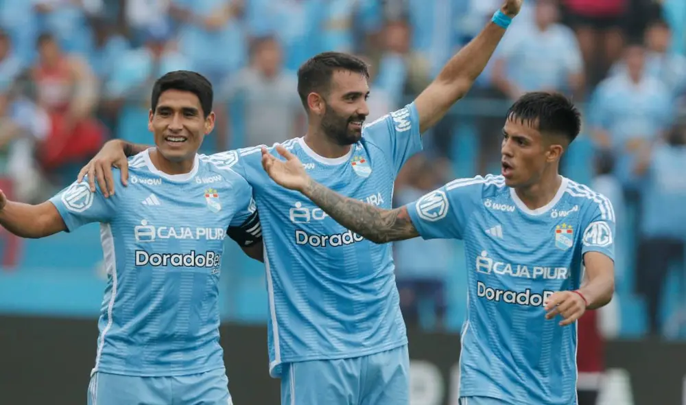 Santiago Gonzáles celebra un gol de Cristal junto a Martín Cauteruccio e Irven Ávila. Foto: La República/Luis Jiménez Santiago Gonzáles celebra un gol de Cristal junto a Martín Cauteruccio e Irven Ávila. Foto: La República/Luis Jiménez