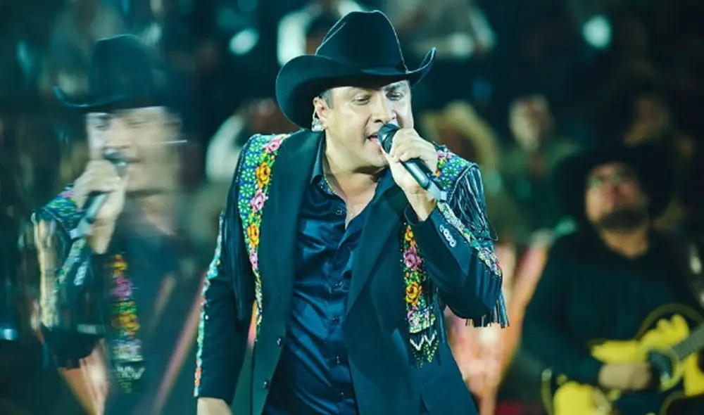 Julión Álvarez es acosado por fanática durante presentación en vivo. Foto:Instagram lospasosdejulion Julión Álvarez es acosado por fanática durante presentación en vivo. Foto:Instagram lospasosdejulion